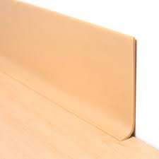 Zócalo de PVC color beige, diseñado para brindar un acabado limpio y uniforme, resistente a la humedad y fácil de instalar. Zócalo de PVC Color Beige